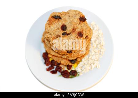 Délicieux gâteaux naturels de flocons d'avoine avec baies cuites à la maison pour les végétariens sur un fond blanc, fait à la main Banque D'Images