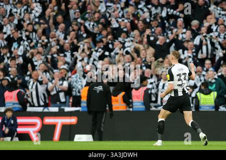 Londres, Royaume-Uni. 16 mars 2025. Dan Burn de Newcastle United célèbre après avoir marqué le 1er but de ses équipes. Finale de la Carabao Cup 2025, Liverpool v Newcastle Utd au stade de Wembley à Londres le dimanche 16 mars 2025. Usage éditorial exclusif. photo by Chris Stading//Andrew Orchard Sports Photography/Alamy Live News crédit : Andrew Orchard Sports Photography/Alamy Live News Banque D'Images