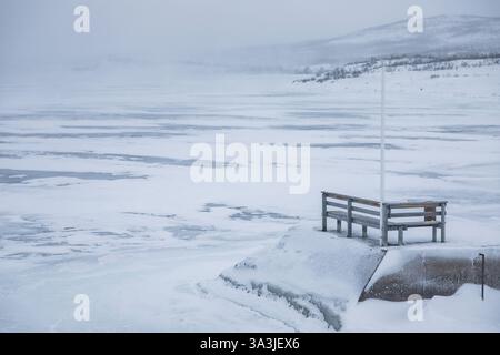 Tornetrask gelé du lac. Jour d'hiver nuageux. Montagnes en arrière-plan. Abisko, Laponie, Suède. Banque D'Images