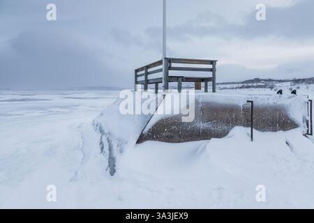 Tornetrask gelé du lac. Jour d'hiver nuageux. Montagnes en arrière-plan. Abisko, Laponie, Suède. Banque D'Images