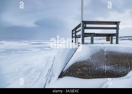 Tornetrask gelé du lac. Jour d'hiver nuageux. Montagnes en arrière-plan. Abisko, Laponie, Suède. Banque D'Images