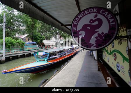 Bangkok, Thaïlande - 7 janvier 2023 : le bateau traditionnel Khlong, un type de ligne de bus nautique, arrive sur une plate-forme pour prendre des passagers dans le canal Saen Saep. Banque D'Images