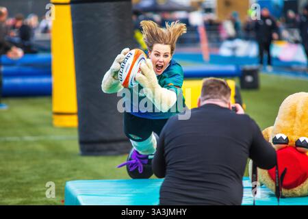 Londres, Royaume-Uni, le 16 mars 2025 la mi-temps à Gloucester-Hartpury contre Saracens dans la finale de rugby féminin de Premiership a vu la première course de mascotte du Club, sur la photo est Elma Smit habillée en Bella the Bear d'Ealing Trailfinder, au StoneX Stadium, Londres, Royaume-Uni. Alex Williams / Alamy Live News Banque D'Images