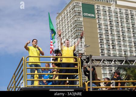 Rio de Janeiro, Brésil. 16 mars 2025. Jair Bolsonaro (PL/RJ), ancien président de la République, lors de la manifestation Amnesty Now, qui se déroule ce dimanche sur la plage de Copacabana, dans le sud de la ville, 03/16/2025 crédit : Brazil photo Press/Alamy Live News Banque D'Images
