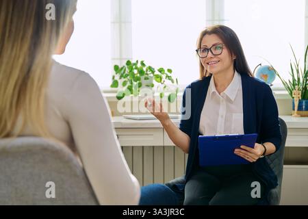 Psychothérapeute féminine, psychologue travaillant avec une jeune femme Banque D'Images