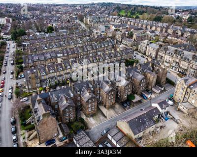 Vue panoramique des maisons de ville victoriennes exclusives de quatre étages dans un quartier exclusif de Harrogate dans le Yorkshire du Nord, Royaume-Uni appelé Cold Bath Road Banque D'Images