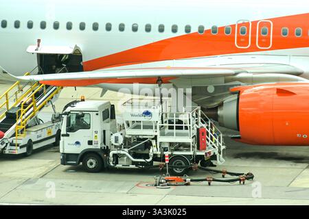 Londres, Angleterre, Royaume-Uni - 1er août 2023 : connexion d'un véhicule à pompe à carburant à une source principale de carburant d'aviation pour ravitailler un avion à l'aéroport de Londres Gatwick Banque D'Images