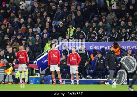 Leicester, Royaume-Uni. 16 mars 2025. Milieu de terrain de Manchester United Casemiro (18) L'attaquant de Manchester United Joshua Zirkzee (11) le défenseur de Manchester United Harry Amass (41) remplace le Leicester City FC contre Manchester United FC English premier League match au King Power Stadium, Leicester, Angleterre, Royaume-Uni le 16 mars 2025 crédit : Phil Duncan/Every second Media crédit : Every second Media/Alamy Live News Banque D'Images