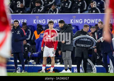 Leicester, Royaume-Uni. 16 mars 2025. Le défenseur de Manchester United Harry Amass (41) remplace le manager de Manchester United Ruben Amorim lors du match de Leicester City FC contre Manchester United FC English premier League au King Power Stadium, Leicester, Angleterre, Royaume-Uni le 16 mars 2025 crédit : Phil Duncan/Every second Media crédit : Every second Media/Alamy Live News Banque D'Images