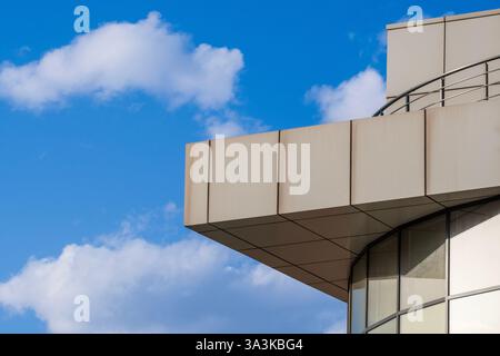 Bord architectural. Partie du bâtiment moderne, mur extérieur. Banque D'Images