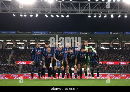 Bergame, Italie. 16 mars 2025. L'Atalanta BC de départ onze s'alignent pour une photo d'équipe avant le coup d'envoi, rangée arrière ( de gauche à droite ) ; Davide Zappacosta, Raoul Bellanova, Isak Hien, Mario Pasalic, Berat Djimsiti et Marco Carnesecchi, première rangée ( de gauche à droite ) ; Mateo Retegui, Marten de Roon, Sead Kolasinac, Ederson et Ademola Lookman, dans le match de Serie A au stade Gewiss, Bergame. Le crédit photo devrait se lire : Jonathan Moscrop/Sportimage crédit : Sportimage Ltd/Alamy Live News Banque D'Images
