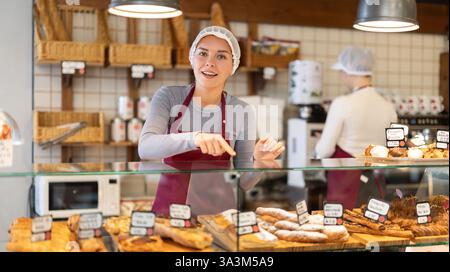 Fille vendeuse travaille dans la boutique de cafétéria Banque D'Images