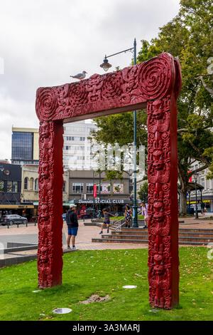 Dunedin, Nouvelle-Zélande - 23 février 2025 : arc de porte sculpté par les Maoris dans l'Octogone, Dunedin, Nouvelle-Zélande Banque D'Images