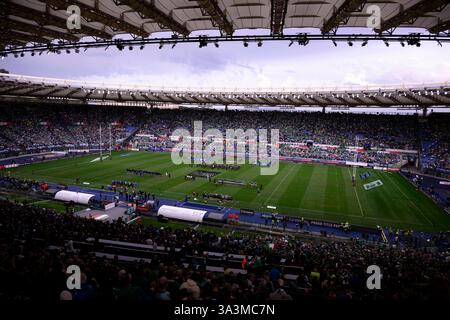 Une vue générale du stade avec les équipes alignées pour le match de rugby des six Nations entre l'Italie et l'Irlande au stade Olimpico à Rome (Italie), le 15 mars 2025. Banque D'Images