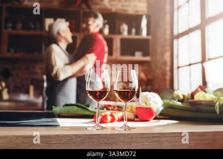 Senior couple in love dancing sur leur anniversaire Banque D'Images