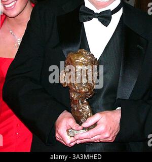 12 mai 2006, Hambourg, Allemagne : une sculpture en bronze de 13 livres représentant le regretté Henri Nannen par le peintre/sculpteur berlinois Rainer Fetting tenue par le directeur de la photographie du Minneapolis Star Tribune PETER KOELEMAN est fier de recevoir le prix Henri Nannen 2006 pour le photojournalisme, avec les hôtesses de la cérémonie. Le prix a été décerné à la presse ZUMA représentant le reportage du photographe de Star Tribune Jim Gehrz pour sa couverture de la récupération de la réserviste de l'armée Jessica d'un accident quasi mortel en Irak, « contre toute attente ». L'histoire a été autorisée par ZUMA Press à Germany Magazine 'VIEW' et ils se sont soumis à quoi Banque D'Images