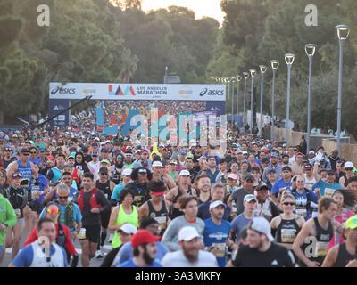 Los Angeles, États-Unis. 16 mars 2025. Les participants participent au Marathon de Los Angeles 2025 à Los Angeles, États-Unis, le 16 mars 2025. Crédit : Qiu Chen/Xinhua/Alamy Live News Banque D'Images