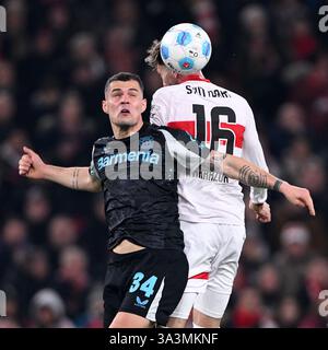 Stuttgart, Allemagne. 16 mars 2025. Atakan Karazor (G) du VfB Stuttgart et granit Xhaka du Bayer 04 Leverkusen sont en tête du ballon lors du match de première division de Bundesliga entre le VfB Stuttgart et le Bayer 04 Leverkusen à Stuttgart, Allemagne, le 16 mars 2025. Crédit : Ulrich Hufnagel/Xinhua/Alamy Live News Banque D'Images