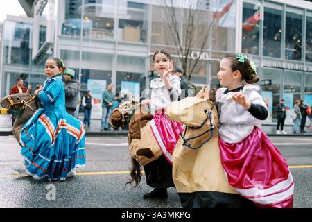 Canada, Toronto - 16 mars 2025 : défilé de la Saint Patrick. Défilé coloré avec des enfants vêtus de costumes traditionnels Banque D'Images