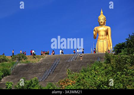 Province de Songkhla, Thaïlande- 12 mars 2016 : un Bouddha doré géant nommé Phra Phuttha Mongkhon Maharat, construit en 1999 pour commémorer le 72e anniversaire Banque D'Images