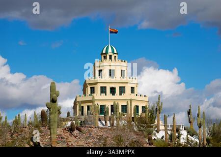 Tovrea Castle à Phoenix, Arizona, connu sous le nom de « Wedding Cake Castle », entouré de cactus saguaro sous la lumière du jour du désert. Banque D'Images
