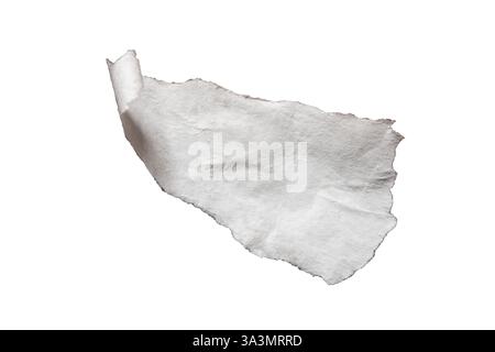 Papier blanc en forme de triangle pelé sur fond blanc avec chemin de détourage Banque D'Images