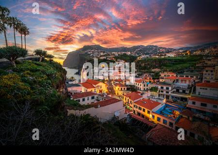 Village de Camara de Lobos au crépuscule, île de Madère, Portugal Banque D'Images