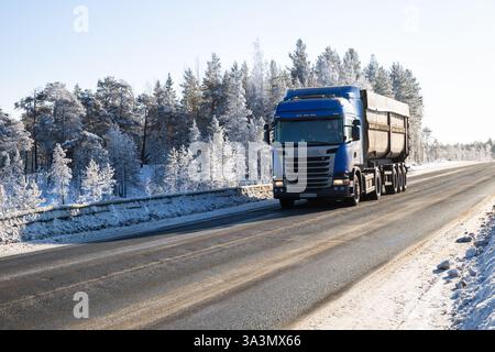 Région de Mourmansk, Russie - 10 mars 2025 : camion bleu Scania G440 sur la route du nord de l'hiver Banque D'Images