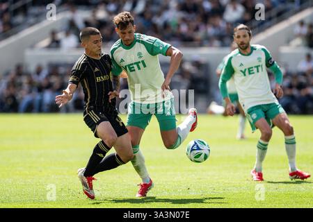 Le défenseur de l'Austin FC Guilherme Biro (29) envoie une passe en arrière contre le défenseur du LAFC Sergi Palencia (14) lors d'un match de la MLS, le samedi 15 mars 2025, au stade BMO, à Los Angeles, CA. Austin FC a battu le LAFC 1-0. (Jon Endow/image du sport) Banque D'Images