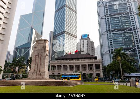 Hong Kong. Chine- 02.18.2025. Une vue sur la rue depuis Statue Square Gardens de la Cour d'appel suprême bâtiment de style colonial entouré de skysc moderne Banque D'Images