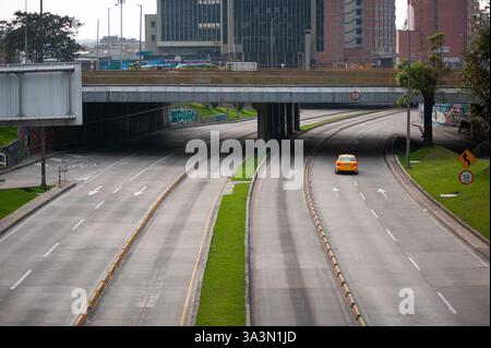 Un taxi est vu à l'extérieur sur une autoroute vide pendant le premier jour d'une quarantaine préventive imposée par la maire de Bogota Claudia Lopez le 20 mars 2020. Cette collection d’images présente la vie quotidienne dans les rues de Bogota, en Colombie, au cours des premiers mois de la pandémie de COVID-19. Dans ce que beaucoup ont appelé la nouvelle normalité, le confinement du COVID-19 a commencé en Colombie le 20 mars 2020 lorsque le maire Claudia Lopez a imposé une quarantaine préventive qui a ensuite été suivie d’un confinement à l’échelle nationale pour empêcher la propagation des cas. Photo par : Sebastian Barros/long Visual Press Banque D'Images