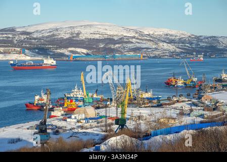 MOURMANSK, RUSSIE - 11 MARS 2025 : vue sur le port de Mourmansk un jour d'hiver Banque D'Images