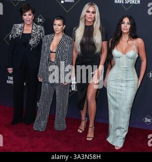 (FILE) Kim Kardashian publie une séance photo avec un Cybertruck Tesla et un robot Optimus. SANTA MONICA, LOS ANGELES, CALIFORNIE, États-Unis - 10 NOVEMBRE : Kris Jenner, Kourtney Kardashian, Khloe Kardashian et l'entrepreneur américain, influenceur des médias sociaux et star de télé-réalité Kim Kardashian West portant Versace arrivent au 2019 E! Les People's Choice Awards se sont tenus au Barker Hangar le 10 novembre 2019 à Santa Monica, Los Angeles, Californie, États-Unis. (Photo de Xavier Collin/image Press Agency) Banque D'Images
