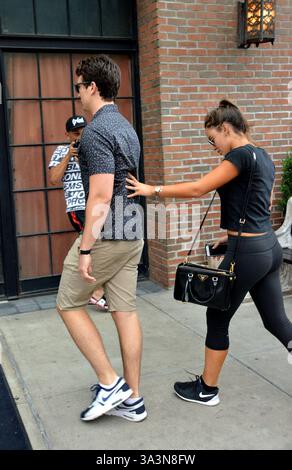 Miles Teller et sa petite amie Keleigh Sperry arrivent à un hôtel du centre-ville de New York - 05 août 2015 Banque D'Images