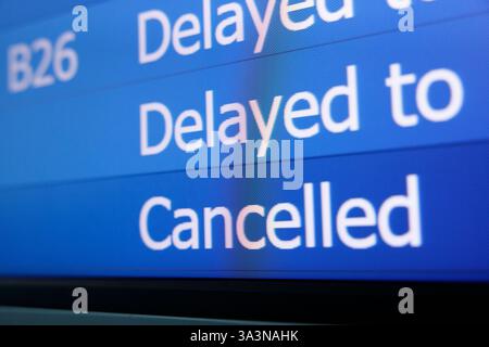Vue rapprochée de l'affichage des informations de vol de l'aéroport montrant plusieurs vols annulés Banque D'Images