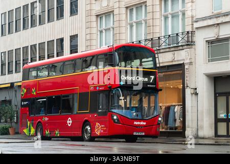 Carrara, Italie - 14 mars 2023 - bus anglais traditionnel à deux étages alimenté par hydrogène Banque D'Images