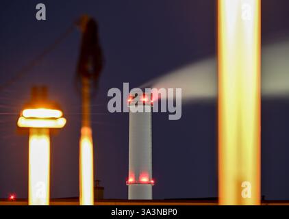Berlin, Allemagne. 17 mars 2025. De la fumée sort de la cheminée de la centrale électrique de Klingenberg tôt le matin. L'Institut de recherche économique de l'ifo tient une conférence de presse pour présenter ses prévisions économiques pour le printemps 2025. Crédit : Soeren Stache/dpa/Alamy Live News Banque D'Images