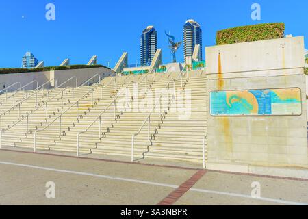 San Diego, Californie - 14 janvier 2025 : escalier menant au San Diego Convention Center flanqué de bâtiments modernes et de verdure, mettant en vedette une clea Banque D'Images