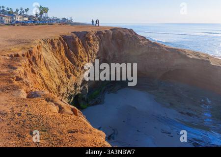 San Diego, Californie - 14 janvier 2025 : scène pittoresque de la côte de San Diego avec une plage de sable, des falaises rocheuses et un parking à proximité avec un Banque D'Images