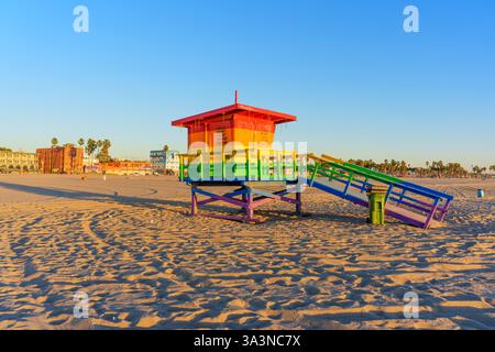Venice Beach, Californie - 16 janvier 2025 : une tour colorée de sauveteur ornée de teintes arc-en-ciel se dresse bien en évidence sur les rives sablonneuses de Venice Beach Banque D'Images