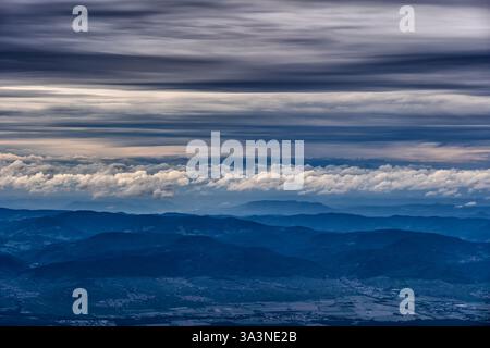 Ciel avec ligne de cumulus nuages et montagnes ci-dessous, vue aérienne nuageux au-dessus de l'Autriche, Europe. Banque D'Images