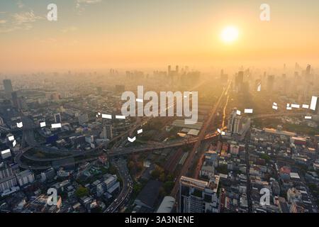 Lever de soleil doré sur la ville de Bangkok avec gratte-ciel financier bondé dans le smog doré au centre de la Thaïlande Banque D'Images