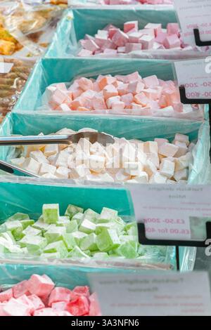 Un assortiment de délices turcs exposés dans un étal de rue du marché de Brick Lane à Londres Banque D'Images
