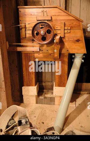 16 mars 2025 - Neubruchhausen-Allemagne : vue d'ensemble de l'équipement de fraisage : tête restaurée de l'élévateur à grain dans le moulin à eau historique Banque D'Images