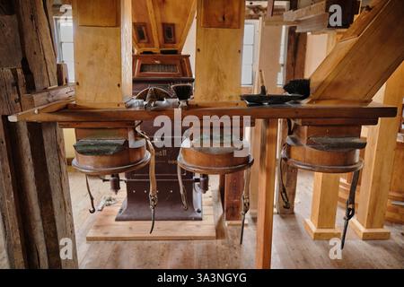 16 mars 2025 - Neubruchhausen-Allemagne : vue d'ensemble de l'équipement de broyage : mélangeur de farine restauré à l'intérieur d'un moulin à eau historique. Banque D'Images