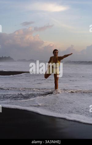 Indonésie, Bali, femme pratiquant le yoga à la plage Banque D'Images