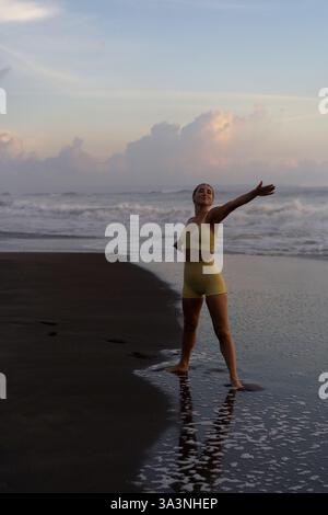 Indonésie, Bali, femme pratiquant le yoga à la plage Banque D'Images