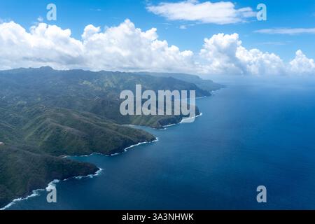Vue aérienne époustouflante de Hiva Oa dans les îles Marquises, Polynésie française, avec des côtes accidentées, des eaux turquoises, des falaises spectaculaires, et lush Banque D'Images