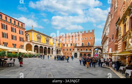 Vérone, Italie. Piazza dei Signori avec la statue de Dante Alighieri Banque D'Images