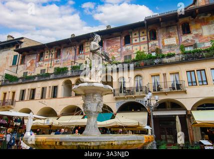 Vérone, Italie. Fontaine Madonna Vérone devant case dei Mazzanti sur la Piazza delle Erbe Banque D'Images